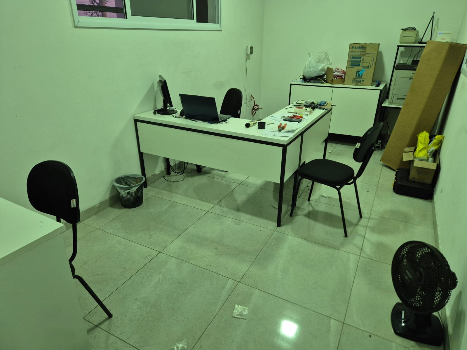 Mesa em L instalada em escritório