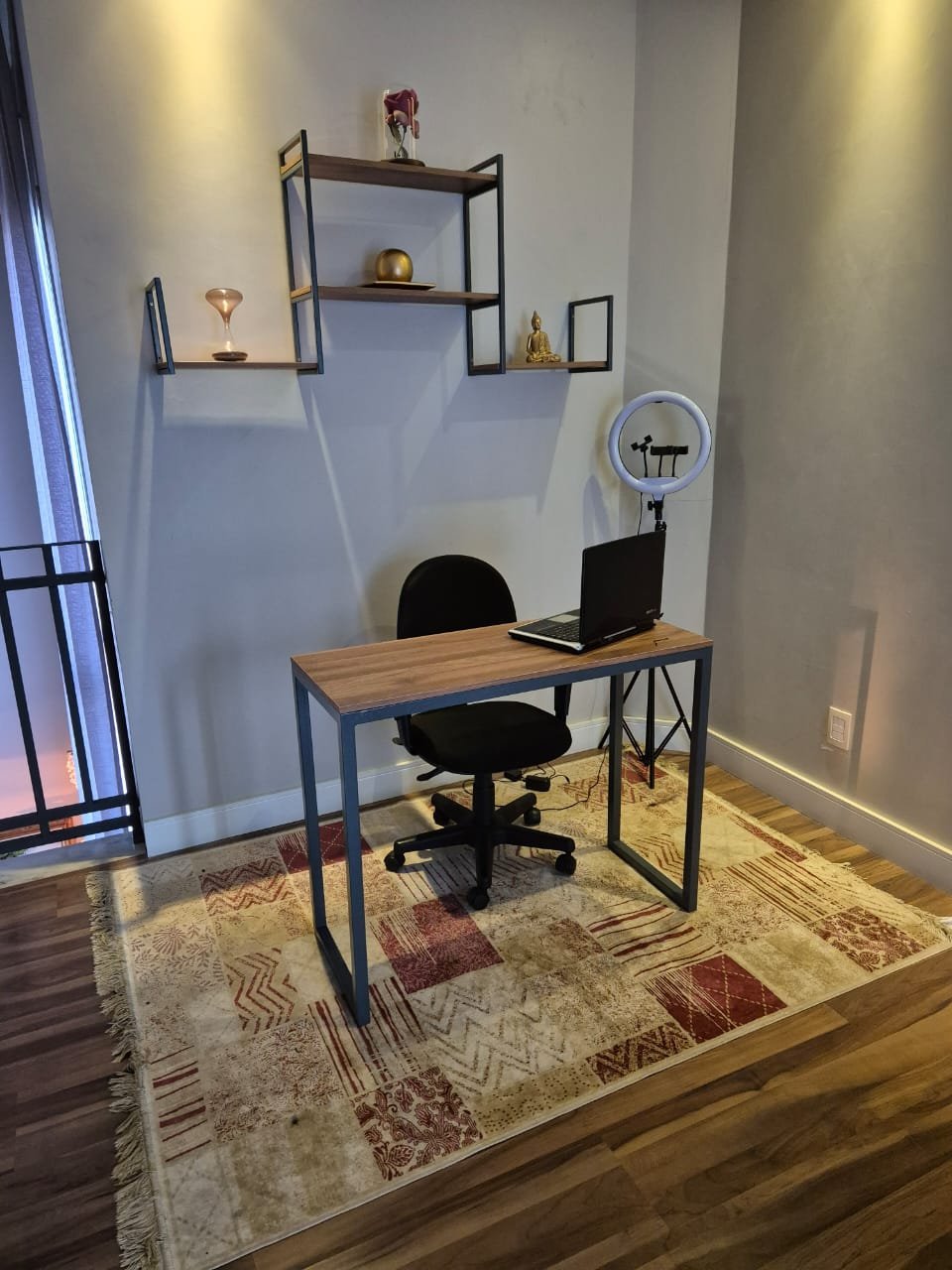 Mesa de escritório em metalon e madeira
