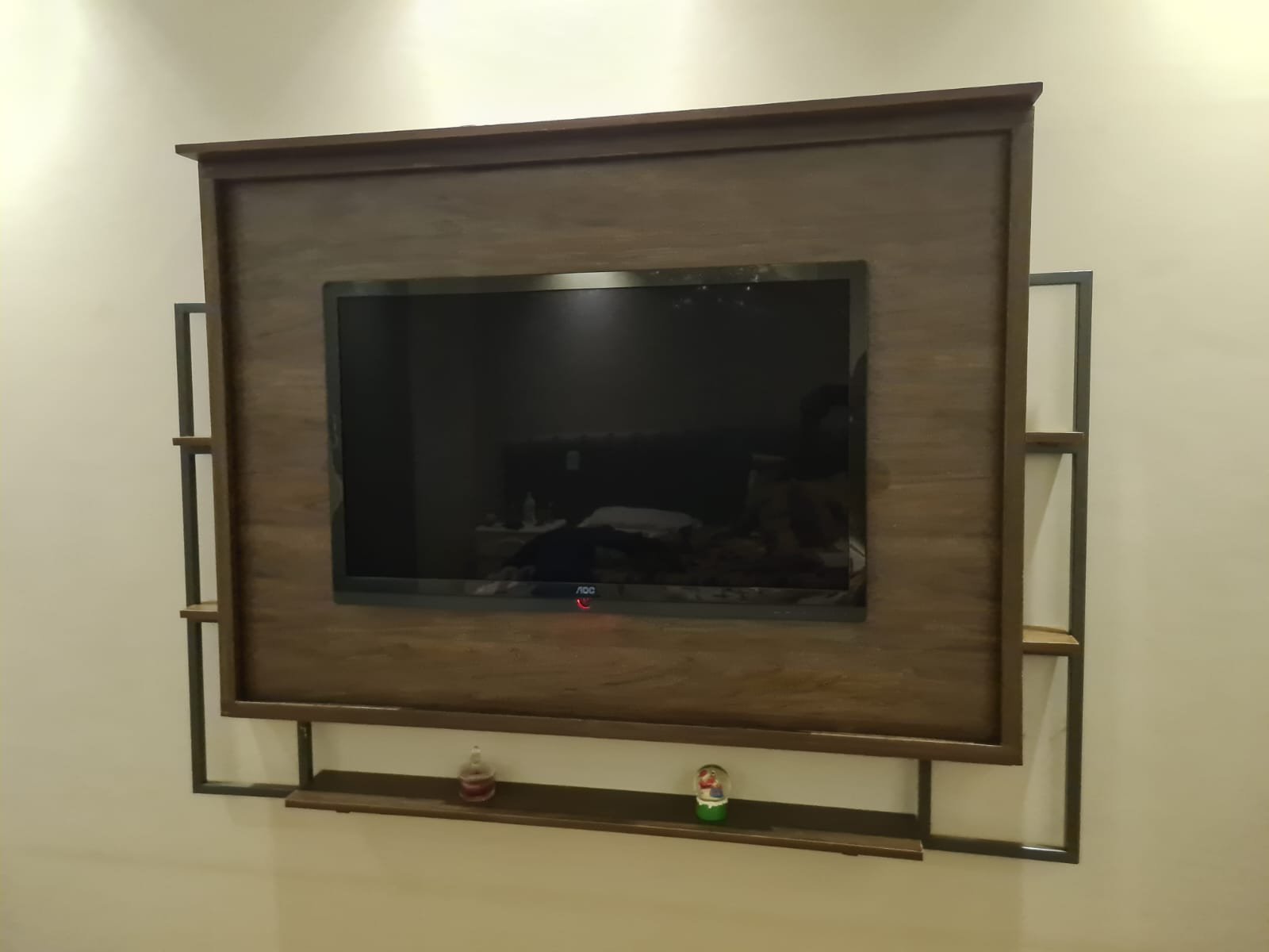 Painel para TV com estrutura metálica