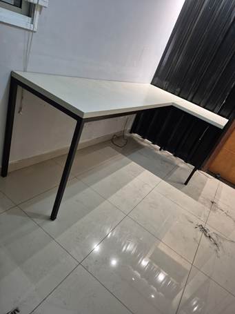 A white desk with black legs

Description automatically generated
